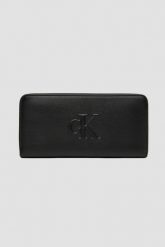 CALVIN KLEIN Czarny damski portfel na zamek. Czarne portfele damskie Calvin Klein, bez wzorów, ze skóry ekologicznej. W wyprzedaży za 239.99 zł.