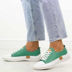 Zielone skórzane półbuty damskie T.Sokolski 8260. Zielone półbuty damskie Sokolski, na jesień, bez wzorów, z jeansu, z okrągłym noskiem, bez obcasa, na płaskiej podeszwie, bez zapięcia. Za 299.00 zł.