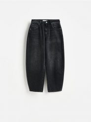 Jeansy barrel z krótszą nogawką - czarny. Czarne jeansy damskie Reserved. Za 129.99 zł.