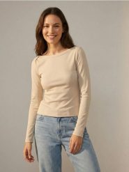 Bawełniana koszulka z długim rękawem w prążek - kremowy. Białe koszulki damskie Sinsay, l, bez wzorów, z bawełny, bez kołnierzyka, bez ramiączek. Za 19.99 zł.