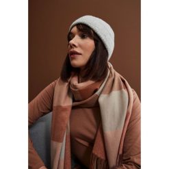 Szal w kratkę z frędzlami ciemno koralowy. Pomarańczowe szaliki damskie MOODO, bez wzorów, z poliesteru. W wyprzedaży za 34.99 zł.