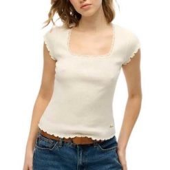 Damska koszulka z kwadratowym dekoltem Superdry Essential. Białe bluzki damskie Superdry, bez wzorów, z koronki, bez kołnierzyka, bez ramiączek. Za 126.00 zł.