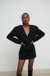 Krótka sukienka w kolorze DEEP BLACK - MAVEN-L. Czarne sukienki damskie Marsala, bez wzorów, z bawełny, eleganckie, bez ramiączek. Za 579.90 zł.