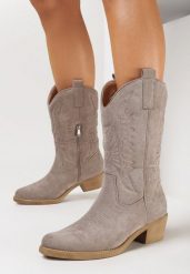 Ciemnobeżowe Botki Kowbojki z Delikatnym Haftem Avfina. Brązowe botki damskie Born2be, boho, bez obcasa, na obcasie, bez zapięcia. Za 169.99 zł.