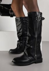 Czarne Kozaki Typu Bikery Ozdobione Suwakiem i Klamrą Linvera. Czarne kozaki damskie Born2be, z jeansu, bez obcasa, na płaskiej podeszwie, bez zapięcia. Za 179.99 zł.