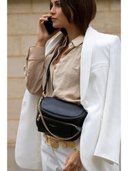 Victor & Hugo Paris Skórzana saszetka "Aly" w kolorze czarnym - 21 x 13 x 8 cm rozmiar: onesize. Czarne nerki i saszetki damskie Victor & Hugo Paris, bez wzorów, z materiału. Za 260.99 zł.