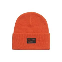 Czapka dzianinowa Surplus damska Superdry. Brązowe czapki damskie Superdry, z aplikacjami, z dzianiny. Za 121.20 zł.