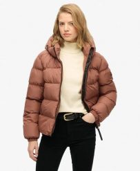 Superdry Pikowana kurtka sportowa z kapturem – 100% poliester z recyklingu. Brązowe kurtki sportowe damskie Superdry, bez wzorów, z materiału, z kapturem. Za 559.35 zł.