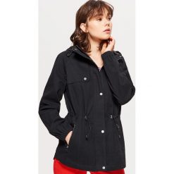 Lekka parka z kapturem - Czarny. Czarne parki damskie Cropp. W wyprzedaży za 49.99 zł.