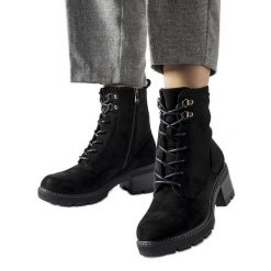 Czarne wiązane botki na klocku Clementina. Czarne botki damskie na zimę, eleganckie, z okrągłym noskiem, za kostkę, bez obcasa, na obcasie, bez zapięcia. Za 200.83 zł.
