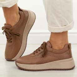 Brązowe skórzane sneakersy damskie M.Daszyński Ol39-4. Brązowe obuwie sportowe damskie M.Daszyński, na jesień, z jeansu, bez zapięcia. W wyprzedaży za 233.10 zł.