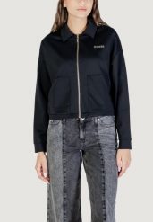 Bluza Kobieta GUESS ACTIVE CARLA CROP ZIP JACKET. Czarne bluzy damskie Guess Active, l, z aplikacjami, z jeansu, bez kaptura. Za 479.90 zł.