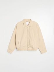 Jeansowa kurtka bomberka z kołnierzykiem - beżowy. Brązowe kurtki damskie Sinsay, l, bez wzorów, z jeansu, bez kaptura. Za 89.99 zł.