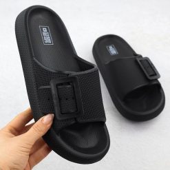 Klapki damskie sportowe na grubej podeszwie czarne Big Star RR274A571. Czarne klapki damskie Big Star, bez wzorów, z gumy, bez obcasa, bez zapięcia. Za 65.99 zł.