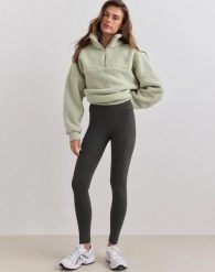 Damskie legginsy ocieplane z kieszeniami ciemnobluszczowe. Zielone legginsy damskie Aim'n, l, bez wzorów, z elastanu. Za 392.00 zł.