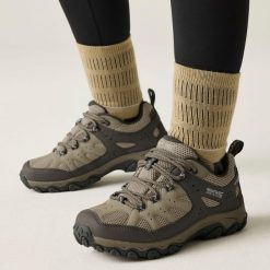 Buty damskie trekkingowe niskie z membraną Edgepoint IV. Brązowe obuwie trekkingowe damskie Regatta, z syntetyku, bez zapięcia. W wyprzedaży za 308.50 zł.