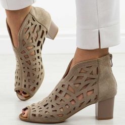 J. Brązowe sandały damskie na obcasie z zakrytą piętą M.Daszyński 1954-15. Brązowe sandały damskie M.Daszyński, w ażurowe wzory, z zamszu, bez obcasa, na obcasie, bez zapięcia. W wyprzedaży za 152.15 zł.