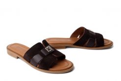 Artiker Relaks 58C2128 BROWN SUEDE, klapki damskie. Brązowe klapki damskie Artiker Relaks, bez wzorów, z nubiku, bez obcasa, na płaskiej podeszwie, bez zapięcia. Za 194.90 zł.