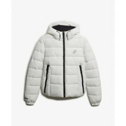 Damska kurtka z kapturem Superdry Spirit. Białe kurtki damskie Superdry, bez wzorów, z puchu, z kapturem. Za 554.50 zł.
