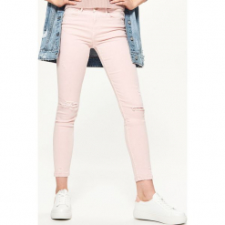 Jeansy SLIM - Różowy. Czerwone jeansy damskie Cropp. W wyprzedaży za 59.99 zł.