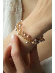 Pierres delicates Pozłacana bransoletka z perłami syntetycznymi rozmiar: onesize. Czerwone bransoletki damskie Pierres delicates, pozłacane. Za 96.37 zł.