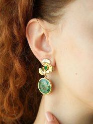 L'Atelier de Gaia Pozłacane kolczyki-wkrętki z malachitami i cyrkoniami rozmiar: onesize. Zielone kolczyki damskie L'Atelier de Gaia, z cyrkonią, pozłacane. Za 109.52 zł.