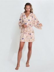 Wiskozowy szlafrok z kwiatowym wzorem i paskiem - różowy. Czerwone szlafroki damskie Sinsay, bez wzorów, z wiskozy, bez kaptura. Za 59.99 zł.