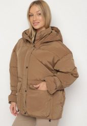 Brązowa Pikowana Kurtka Oversize z Kapturem i Paskami przy Rękawach Unitessa. Brązowe kurtki damskie Born2be, bez wzorów, z jeansu, z kapturem. Za 279.99 zł.