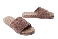 ARTIKER RELAKS 52C1160 brown, klapki damskie. Brązowe klapki damskie Artiker Relaks, bez wzorów, bez obcasa, na obcasie, bez zapięcia. Za 75.99 zł.