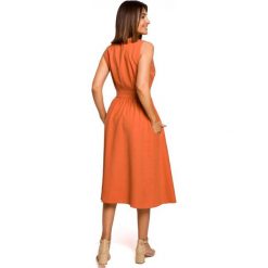 Sukienka rozkloszowana z dekoltem V i zaznaczoną talią na lato. Sukienki damskie Sukienki.shop, bez wzorów, z materiału, bez ramiączek. Za 309.00 zł.