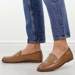 Camelowe skórzane mokasyny damskie Vinceza 18121. Brązowe mokasyny damskie VINCEZA, na jesień, z jeansu, z okrągłym noskiem, bez obcasa. Za 219.00 zł.