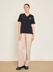 BGN Koszulka w kolorze czarnym rozmiar: 38. Czarne bluzki damskie BGN, bez wzorów, bez kołnierzyka, bez ramiączek. Za 56.99 zł.