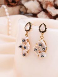 Pierres de Jade Pozłacane kolczyki-wkrętki z masą perłową i kamieniami szlachetnymi rozmiar: onesize. Białe kolczyki damskie Pierres de Jade, z cyrkonią, pozłacane. Za 60.99 zł.