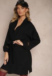 Czarna Sukienka Kimono z Wiskozy z Kieszeniami Zdobiona Ażurowymi Wstawkami Salithia. Czarne sukienki damskie Renee, z aplikacjami, z wiskozy, eleganckie, bez ramiączek. W wyprzedaży za 91.99 zł.