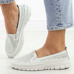 Białe ażurowe skórzane półbuty damskie Jezzi 6870. Białe półbuty damskie Jezzi, na lato, w ażurowe wzory, z jeansu, bez obcasa, na płaskiej podeszwie, bez zapięcia. Za 189.00 zł.