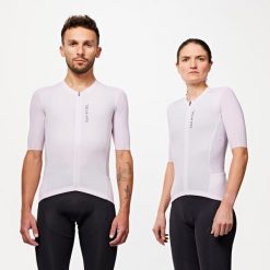 Koszulka rowerowa szosowa Van Rysel Racer 2. Fioletowe koszulki damskie VAN RYSEL, l, bez wzorów, z elastanu, bez kołnierzyka, bez ramiączek. Za 239.99 zł.