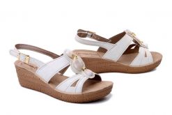 INBLU GM-53 001 biały, sandały damskie. Białe sandały damskie Inblu, bez wzorów, bez obcasa, na koturnie, bez zapięcia. Za 66.49 zł.