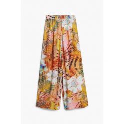 Spodnie damskie Desigual Nasau. Spodnie dresowe damskie Desigual, bez wzorów. W wyprzedaży za 254.05 zł.