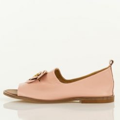 Róż puder skórzane Polskie sandały damskie z zakrytą piętą Deoni D487A. Czerwone sandały damskie Deoni, z aplikacjami, z jeansu, bez obcasa, na płaskiej podeszwie, bez zapięcia. Za 449.00 zł.