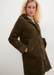 Parka sztruksowa na podszewce baranku, fason o linii litery A. Brązowe parki damskie bonprix, ze sztruksu, bez kaptura. Za 289.99 zł.