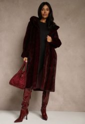 Bordowy Futrzany Płaszcz z Kapturem Zdobiony Pionowym Wzorem Elrinrahne. Czerwone płaszcze damskie Renee, l, z aplikacjami, z futra, z kapturem. Za 339.99 zł.