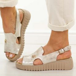 Złote sandały damskie Potocki 12821. Żółte sandały damskie POTOCKI, z aplikacjami, ze skóry, bez obcasa, na platformie, bez zapięcia. Za 199.00 zł.