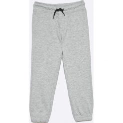 Blukids - Spodnie dziecięce (2-pack) 98-128 cm. Spodnie dresowe chłopięce marki 4F. W wyprzedaży za 39.90 zł.