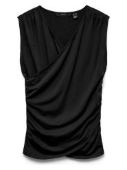Vero Moda Bluzka w kolorze czarnym rozmiar: M. Czarne bluzki damskie Vero Moda, m, bez wzorów, bez kołnierzyka, bez ramiączek. Za 93.07 zł.