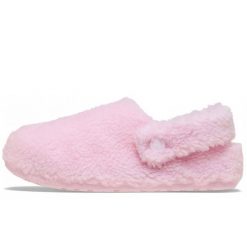 Klapki Crocs Classic Cozzzy Slipper Dorośli. Czerwone klapki damskie Crocs, bez wzorów, z futra, bez obcasa, bez zapięcia. Za 293.99 zł.
