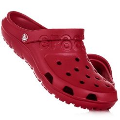 Buty do chodzenia klapki Crocs. Czerwone klapki damskie Crocs, bez wzorów, bez obcasa, bez zapięcia. W wyprzedaży za 89.00 zł.