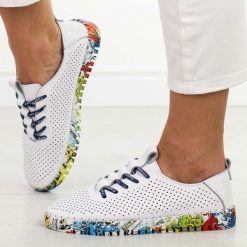 Biało granatowe skórzane półbuty damskie T.Sokolski W26-609. Białe półbuty damskie Sokolski, na jesień, w ażurowe wzory, z jeansu, bez obcasa, na płaskiej podeszwie, bez zapięcia. Za 199.00 zł.