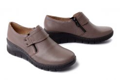 HELIOS KOMFORT 640S khaki, półbuty damskie. Brązowe półbuty damskie HELIOS KOMFORT, bez wzorów, ze skóry, bez obcasa, na koturnie, bez zapięcia. Za 213.43 zł.