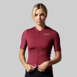 Koszulka kolarska Pro Damska koszulka kolarska z krótkim rękawem Odzież kolarska. Czerwona koszulki damskie ACELERA, bez wzorów, bez kołnierzyka, bez ramiączek. W wyprzedaży za 236.84 zł.