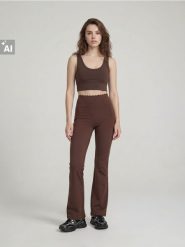 Spodnie flare z wysokim modelującym pasem - brązowy. Brązowe spodnie sportowe damskie Sinsay, l, bez wzorów, na fitness i siłownię. Za 49.99 zł.
